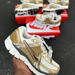 Metallic gold Vomero 5 (sz 8.5W / 7Y)