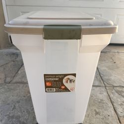 Airtight food container with wheels