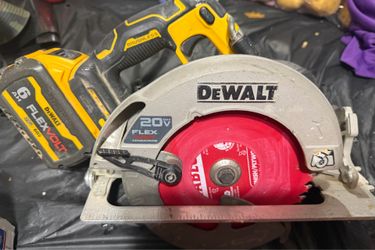 DeWalt flex volt circular saw with six amp flex volt battery