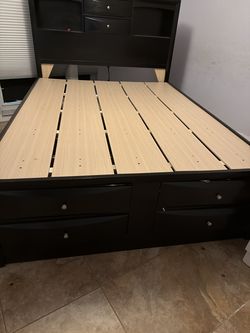 Queen pedestal bed like new