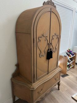 Victorian China cabinet / Hutch / storage cabinet