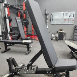 HEAVY DUTY COMMERCIAL GRADE 1000 LBS CAPACITY ADJUSTABLE BENCH. CAN INCLINE, FLAT AND MILITARY PRESS WITH WHEELS. NICE THICK PADDING ( BRAND NEW )