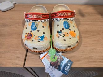 Crocs Disney Moana Classic Clogs w/Jibbits Charms - Junior 6 - Brand New