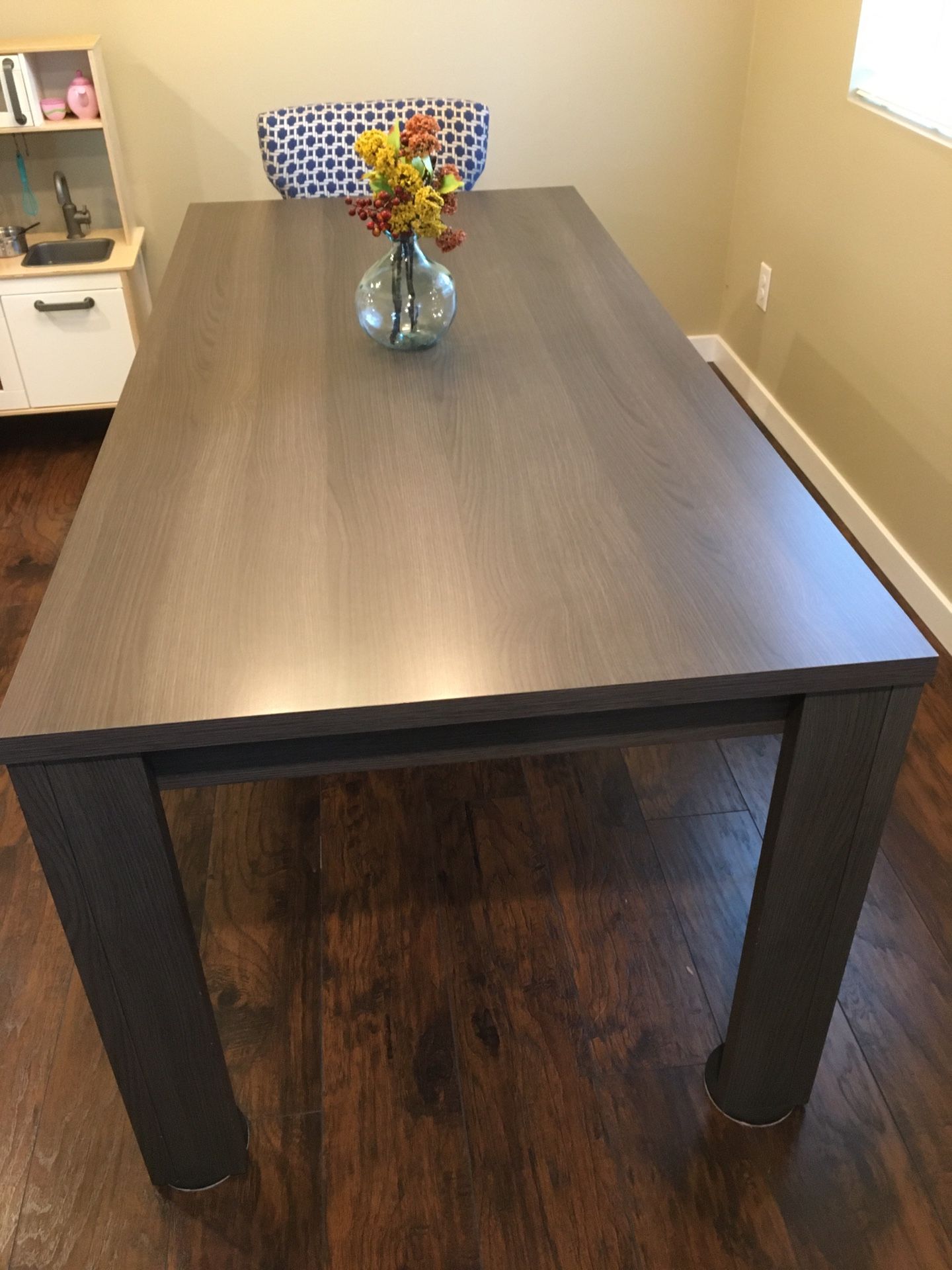 Dania modern Dinning room table