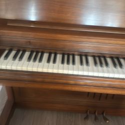 Everett Piano Upright 