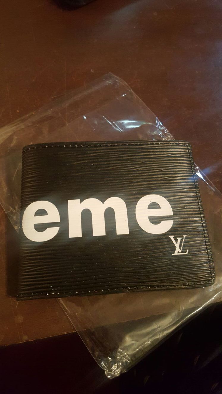 Supreme lv mens wallet.