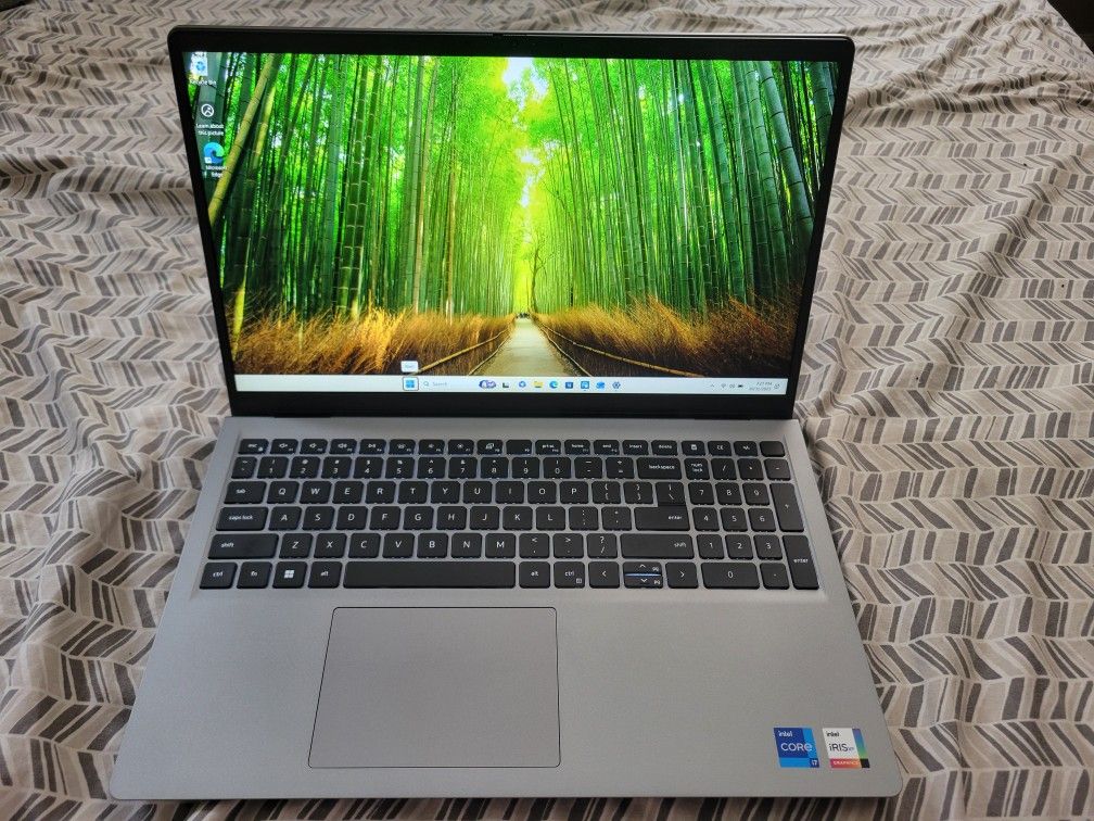 Dell Vostro 3530 15.6" laptop 16gb i7 1 tb