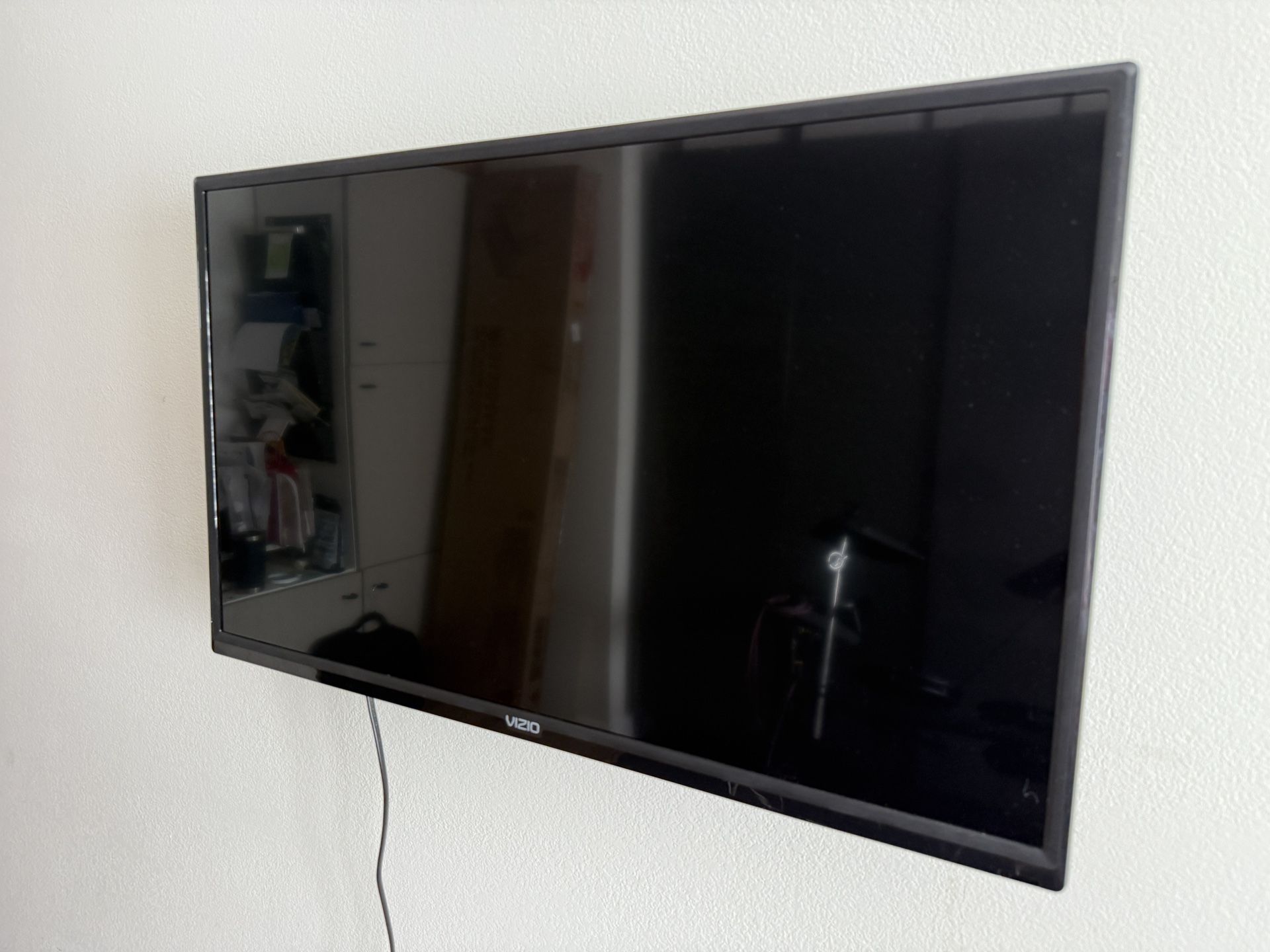 Vizio 32" Tv with Swivel Wall Mount