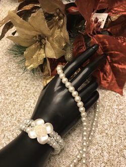 Pearl necklace & bracelet