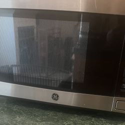 GE - 1.1 Cu. Ft. Mid-Size Microwave - Stainless steel 950 Watts W/2yr Warranty (2024)