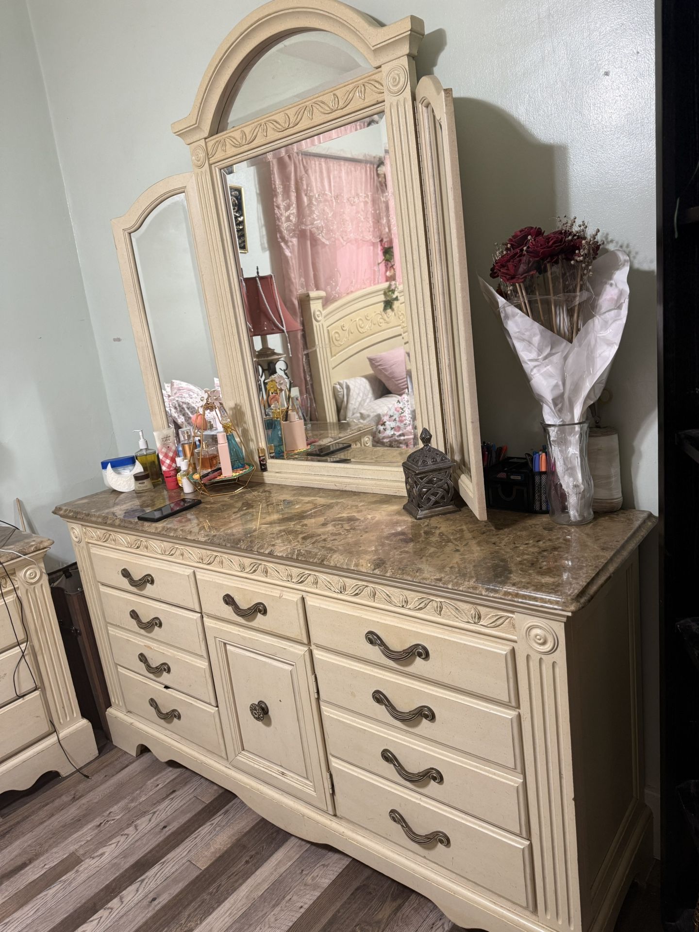 Vaughan Bassett Kings Size Marble Top Bedroom Set 