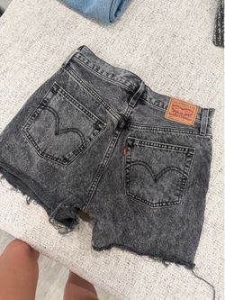 Levis shorts size 28