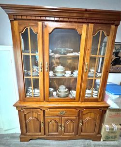 Beautiful Solid Wood Broyhill China Cabinet / Hutch – Excellent Condition