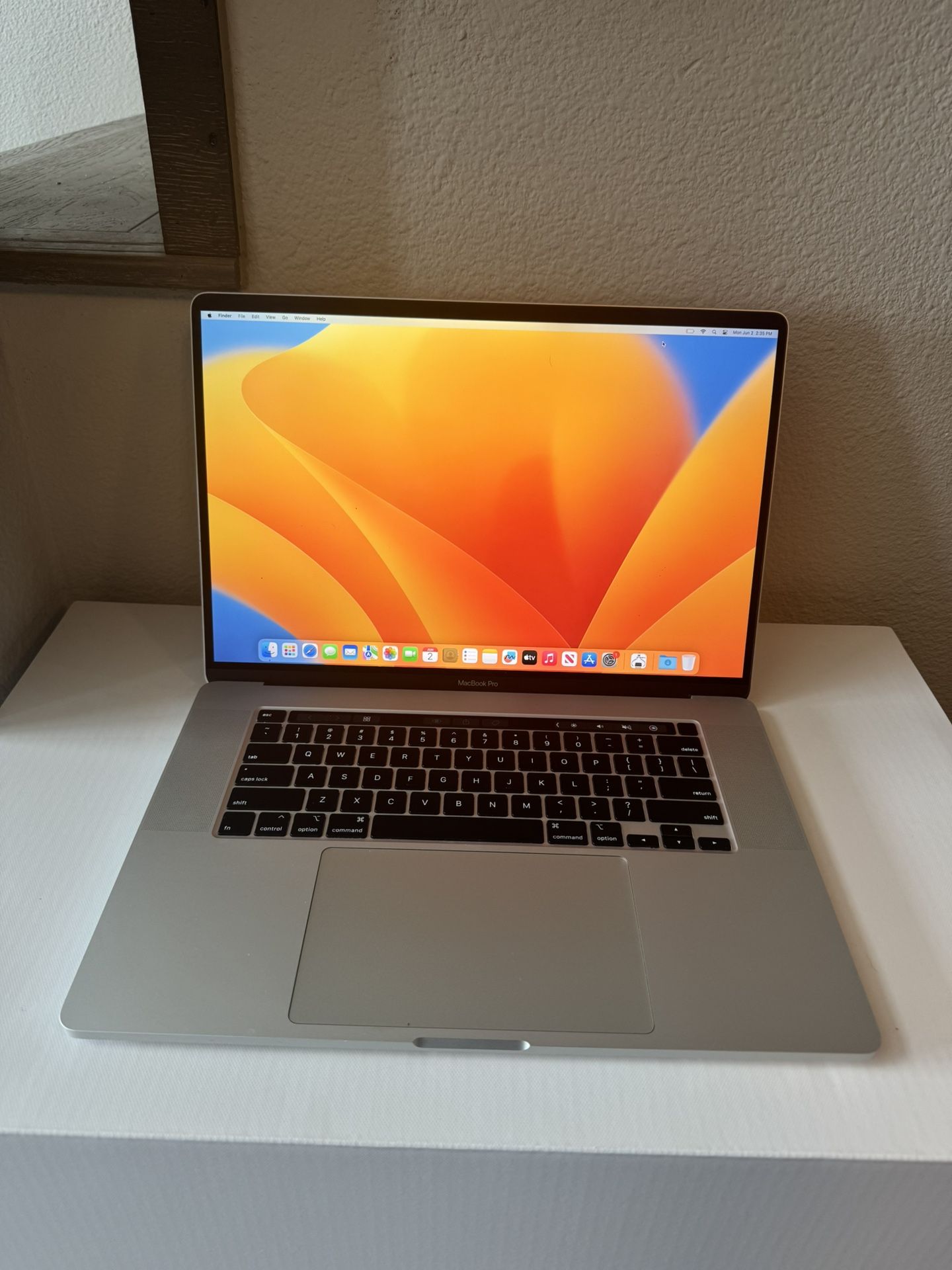 2019 16” MacBook Pro Core i7 32GB Ram 512SSD! Like new! We offer financing!
