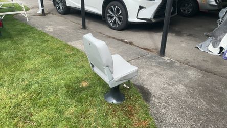 Pedestal boat seat