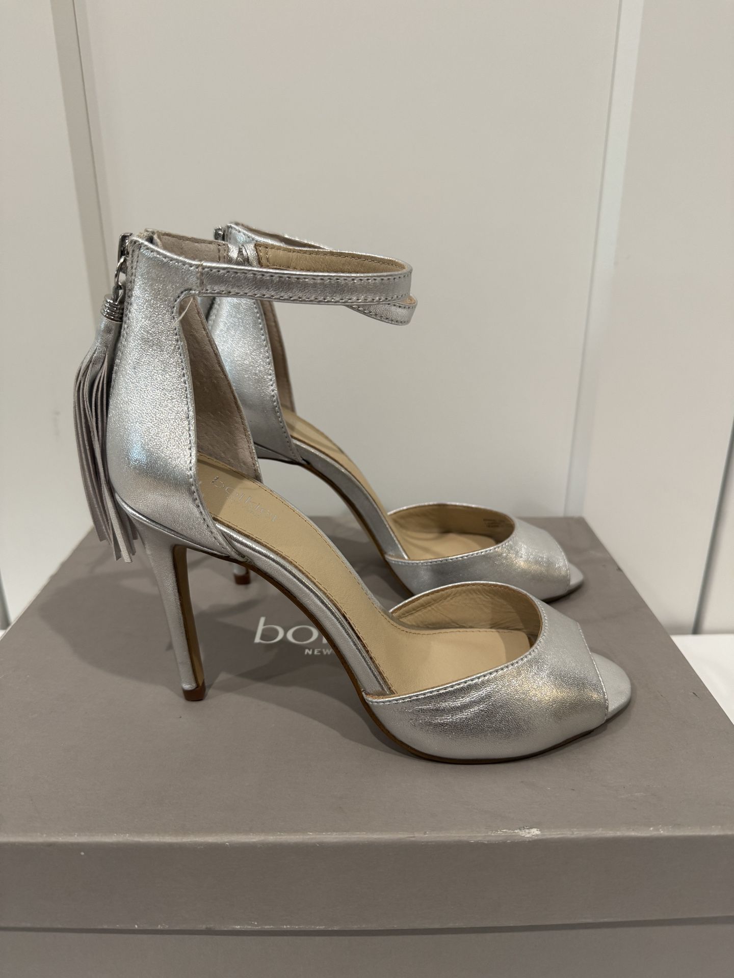 NIB Botkier Size 6 Silver Leather Open Toe Heels with Ankle Strap, Tassle Zipper