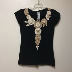 Women’s 100% cotton black pullover top with crocheted flowers… Size small