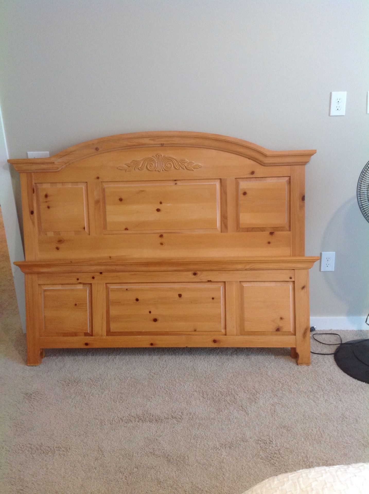 Fontana by Broyhill solid pine 5 piece queen bedroom set - like new condition