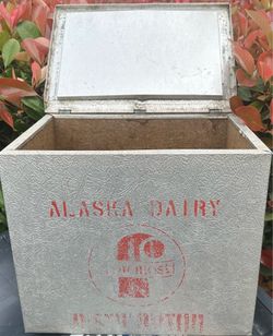 Vintage Alaska dairy insulated milk box