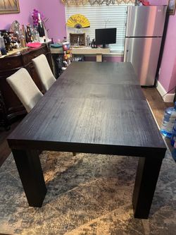 Se vende mesa con 6 cillas casi nuevas