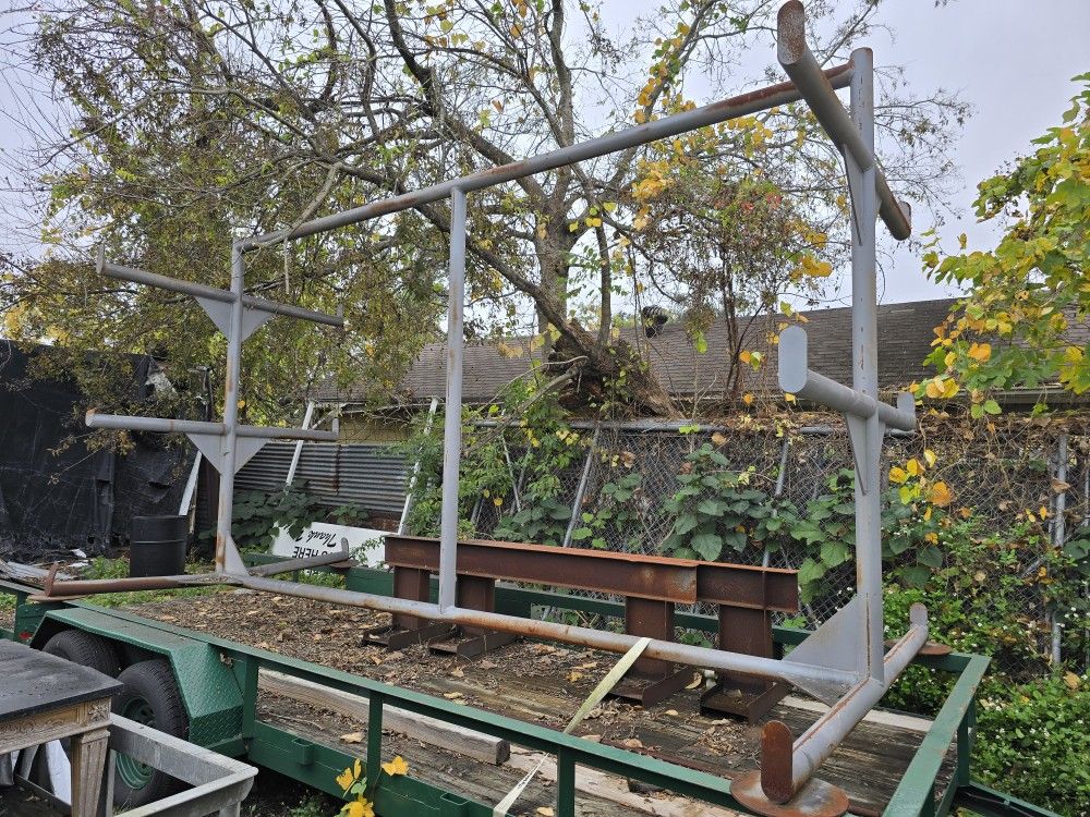 Double-sided cantilever pipe rack