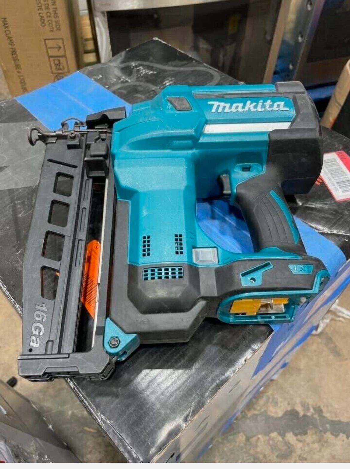 Makita XNB02Z 18V LXT Lithium-Ion Cordless Straight Finish Nailer (Body Only)