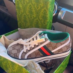 Gucci Size 8us Women 7us Man