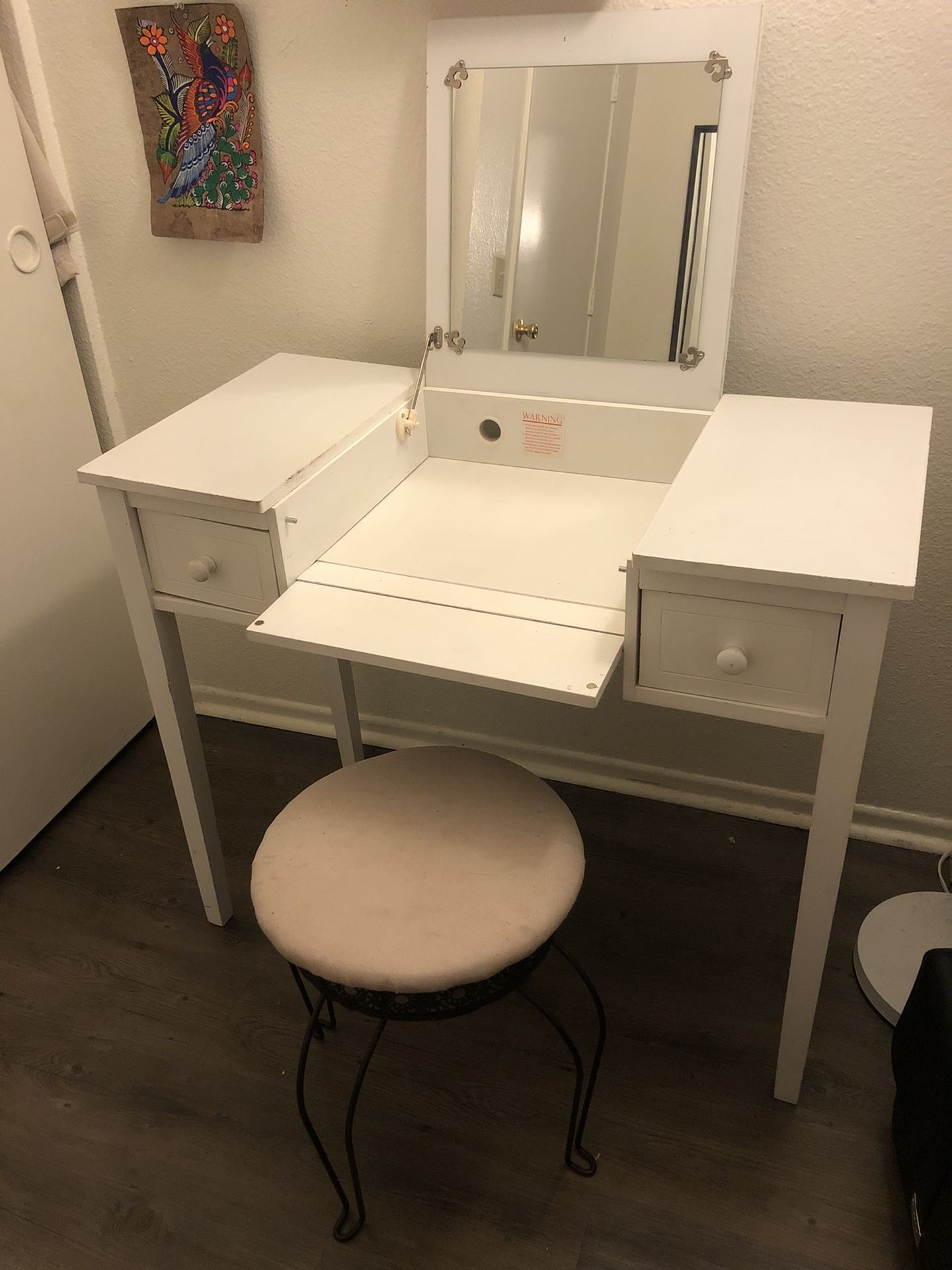 White vanity w/stool