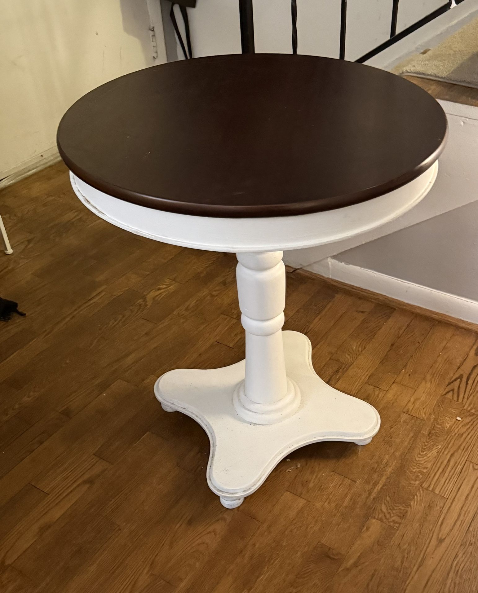 Round Pedestal Table with Stained Top Creamy White