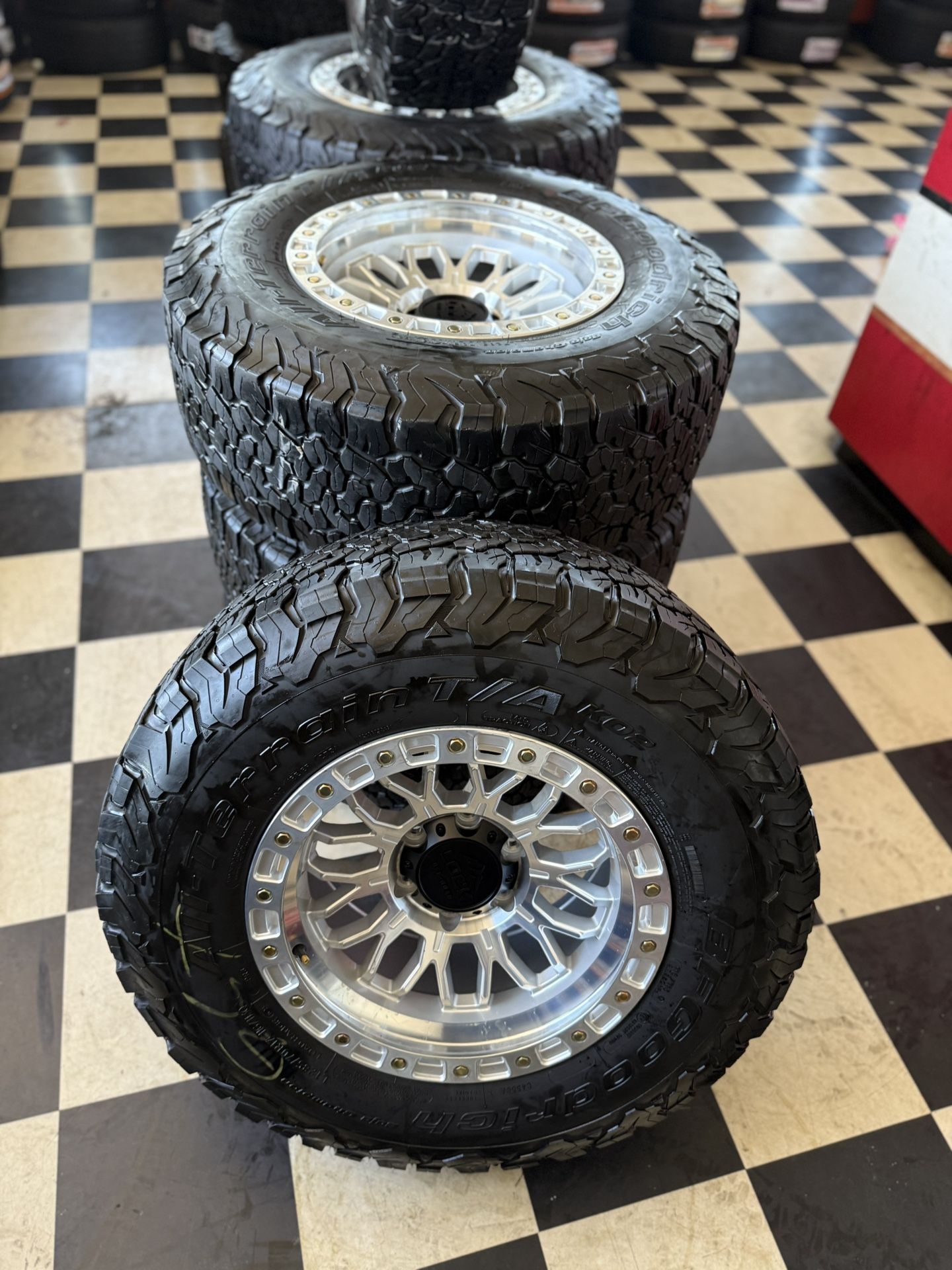 Vendo Set De Rines 17*9 6-139.7 Para Toyotas Tacoma Chevy Silverado For F150 GMC Sierra Con Llantas Con 85% De Vida Las 4