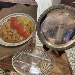 This 12" silver plated and 10" crystal 4 sections relish tray from 1990 is a vintage serving tray with a round shape and clear color. The tray feature