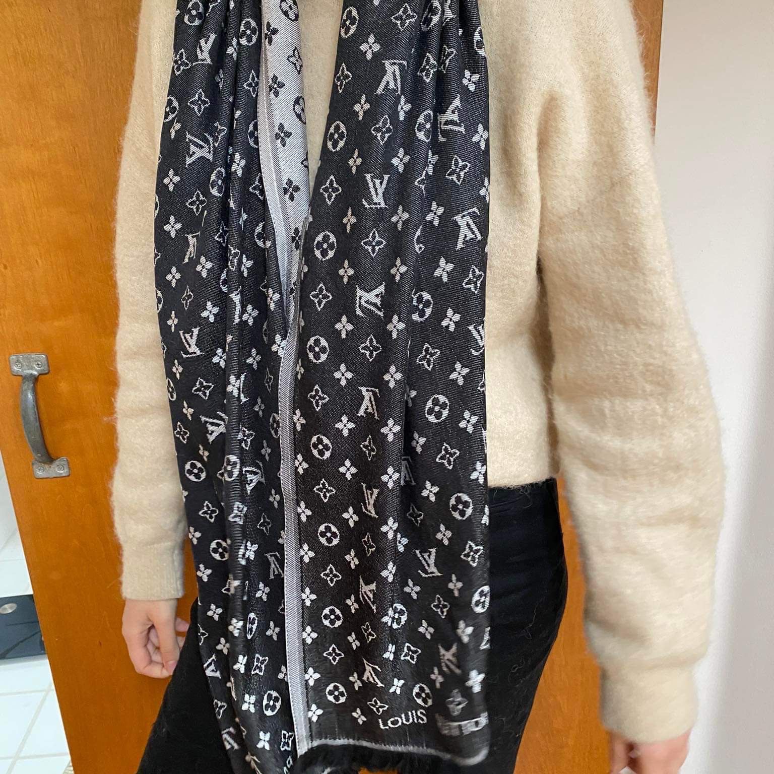 Louis Vuitton Black And White Scarf - 7 For Sale on 1stDibs