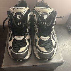 Balenciaga runners black and white sizes 44