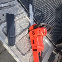 Milwaukee
M18 FUEL 16 in. 18V Lithium-Ion Brushless Battery Chainsaw (Tool-Only) Poco Uso 