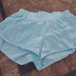 Lululemon Hotty Hot Size 4, 2.5"