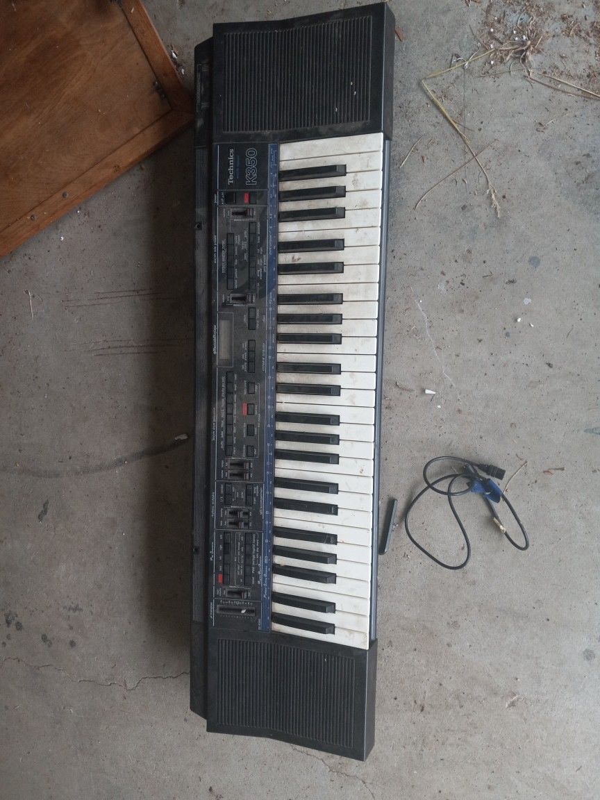Electronic Keyboard With Cords