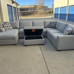 FREE DELIVERY 🚚🚛🚚 Beautiful 3 Piece Thomasville Sectional W Ottoman