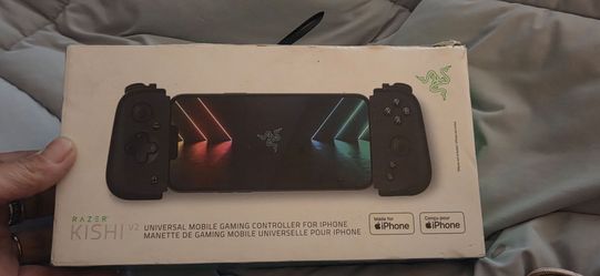 Universal mobile gaming controller for i phone