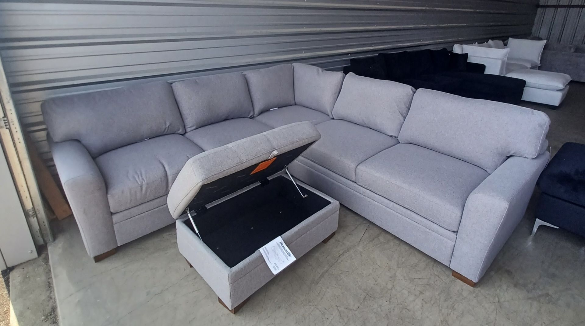🛋️ Thomasville Langdon Sectional with Storage Ottoman – Stylish & Spacious