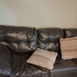 Sectional leather couch with 4 Pillows