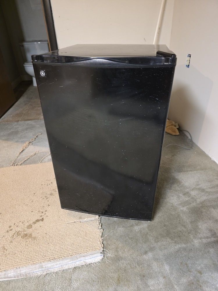 GE 4.4CU foot mini fridge