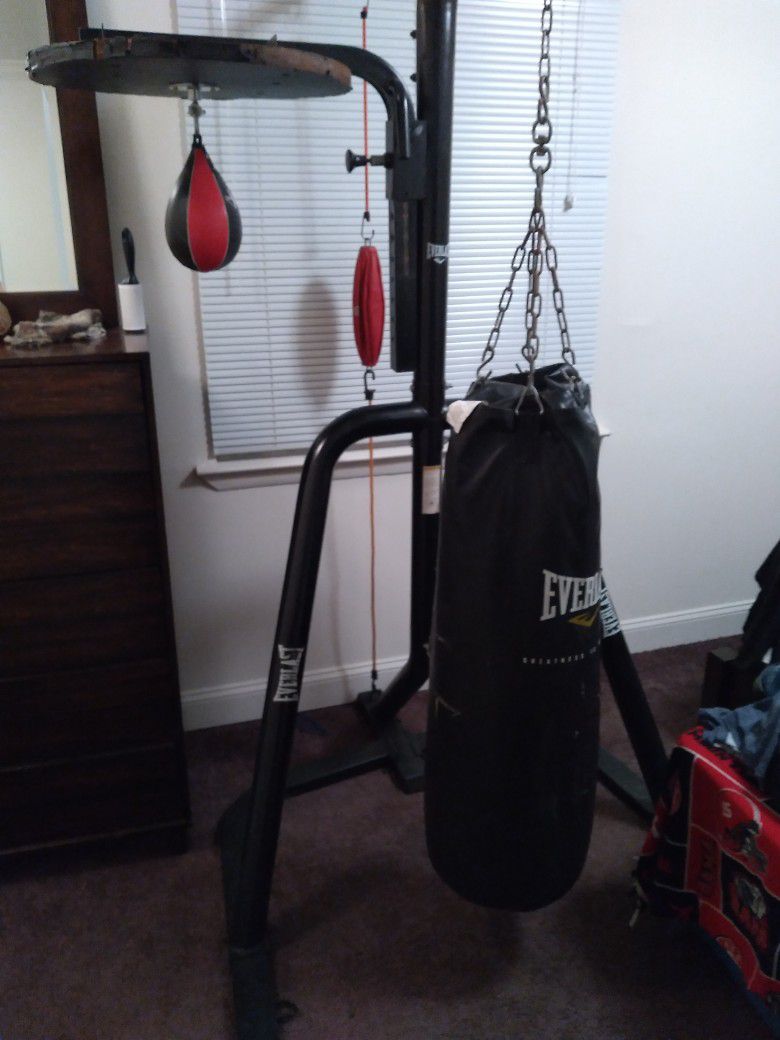 EVERLAST This Workout Bag etc Weighs abt 200lbs So If Yo Live Far Away It Would Cost You A Fortune To Ship You Could Buy A New One 