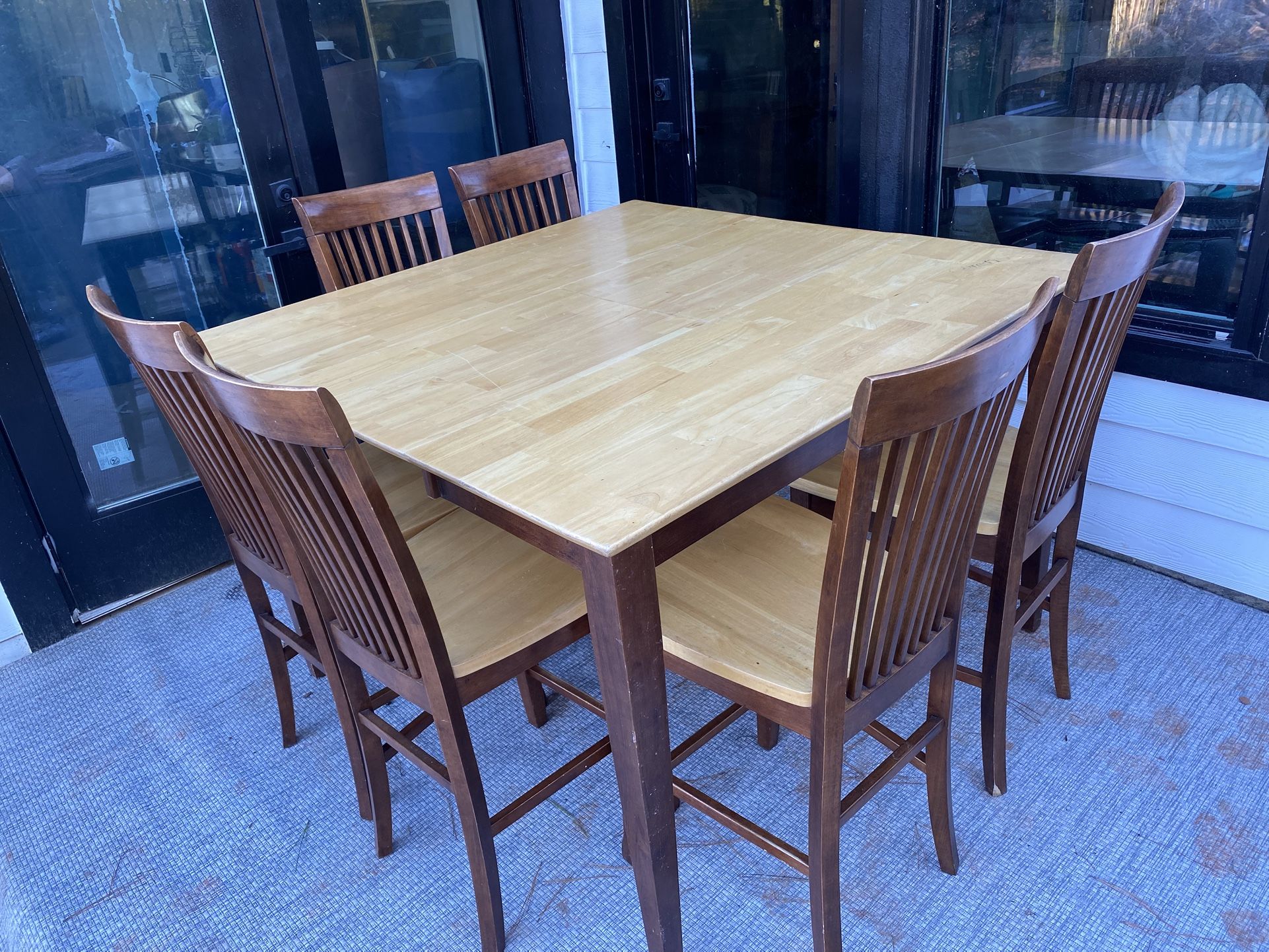 Dining Room With 6 Chairs Good Condition