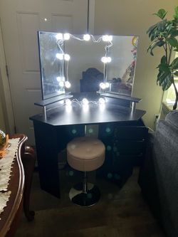 Vanity w/ pink chair