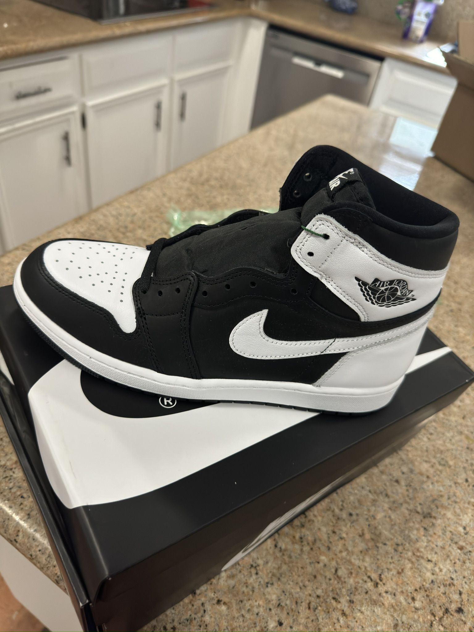 Jordan 1 OG Black and White 10.5 - Downtown Houston 