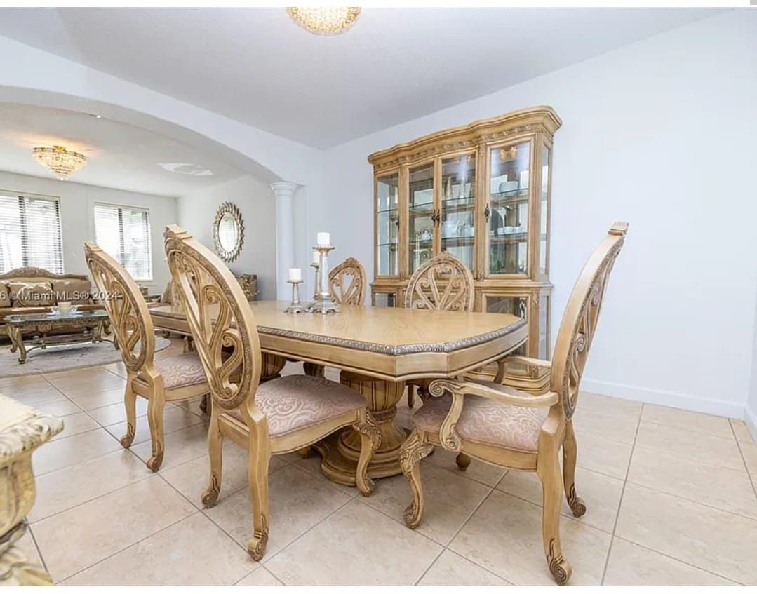 Dining table brand NEW