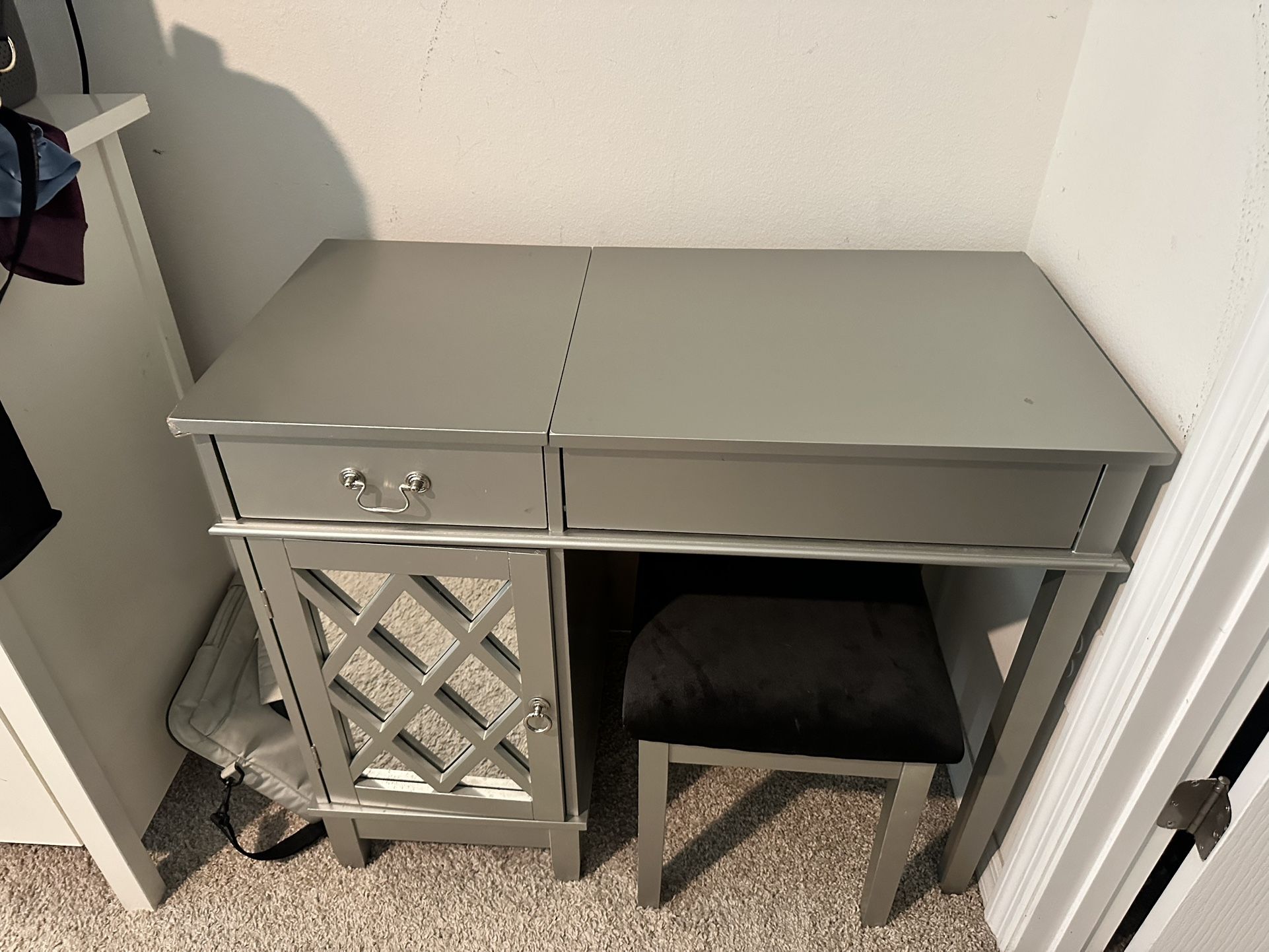 Make Up mirror With Drawers And Chair