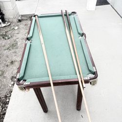 Miniature pool table with balls, three sticks, 4‘ x 2 1/2‘￼
