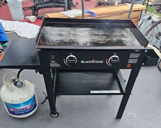 Blackstone 28 in. 2-Burner Griddle Cooking Station in Black come with tank and cover
