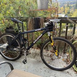 Raleigh M-800 Mountain Bike – 26" Wheels / Front Suspension